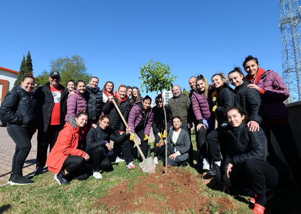 Muratpaşa Belediyespor kadın hentbol takımından fidan dikimi