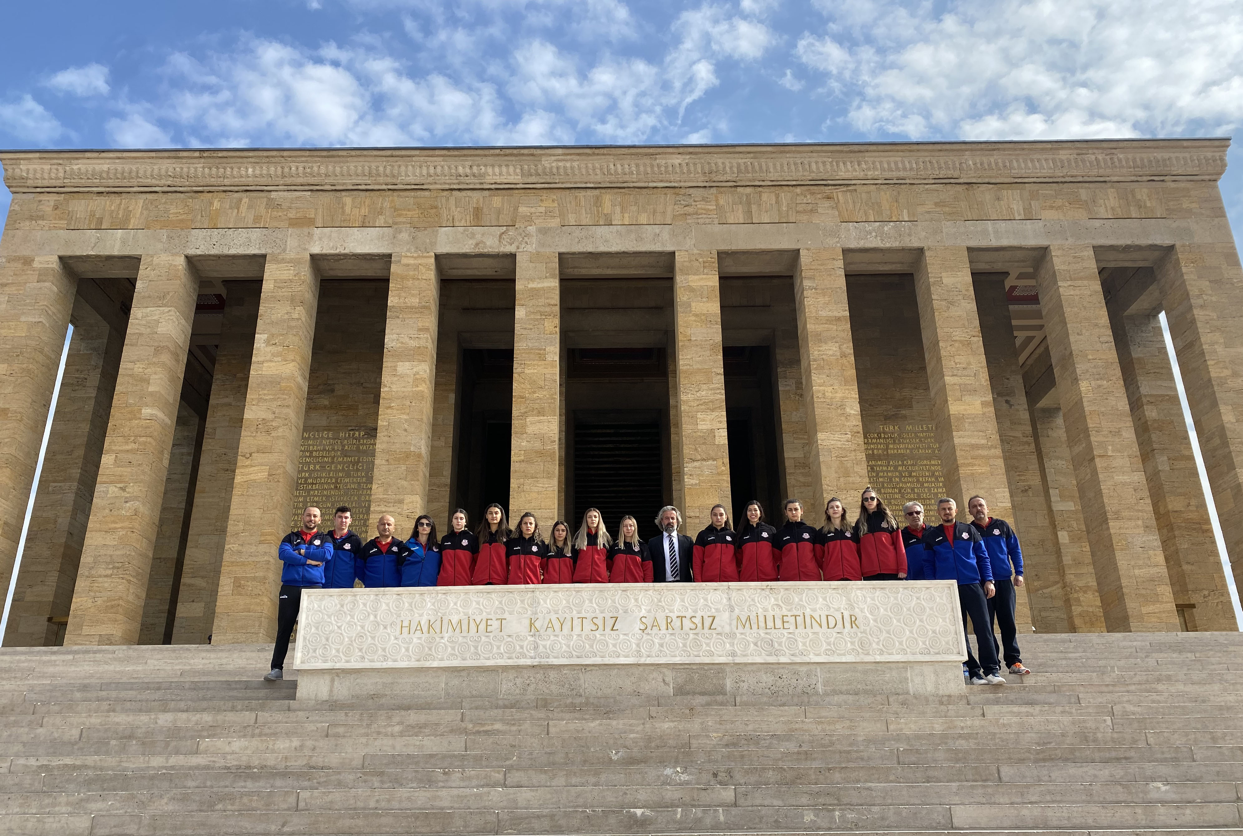 Muratpaşa Belediyespor kadın voleybol takımı Anıtkabir’i ziyaret etti