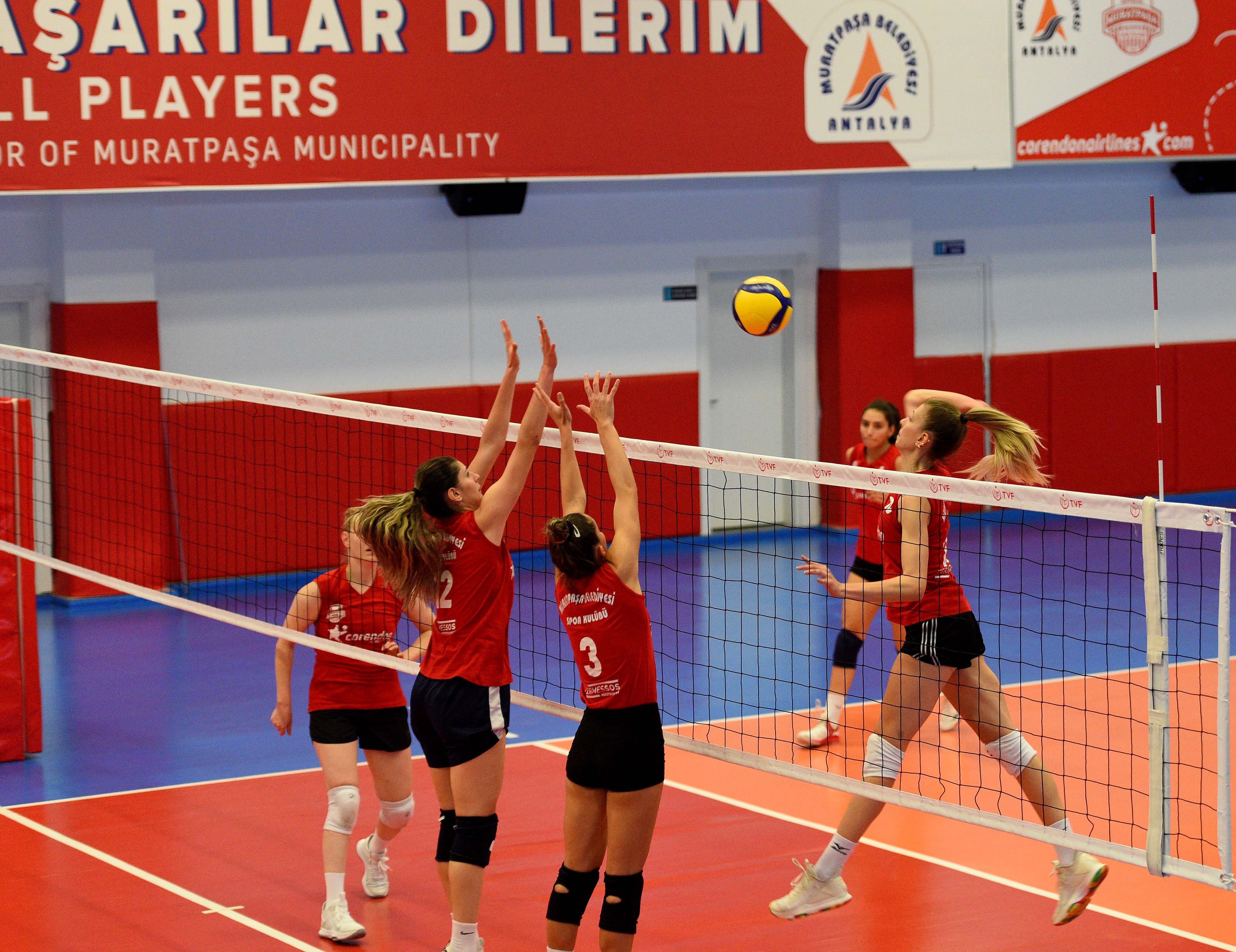 Muratpaşa Belediyespor kadın voleybol takımı kendi seyircisiyle buluşuyor