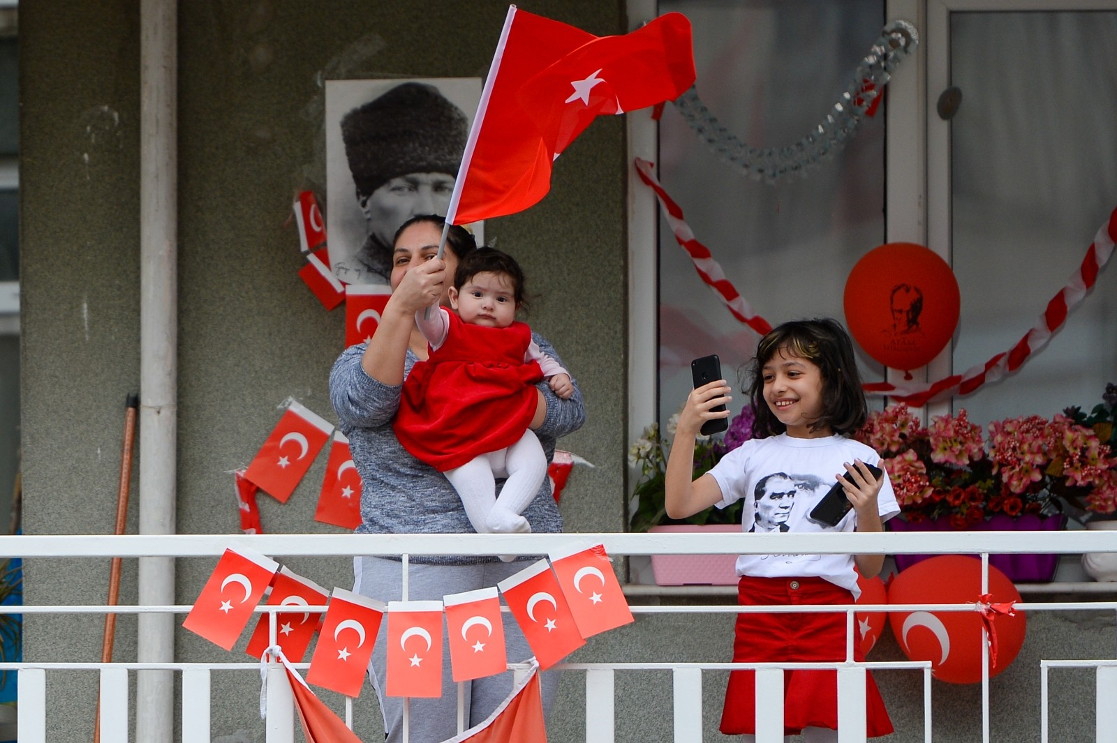 Muratpaşa'dan  45 kilometrelik 23 Nisan konvoyu