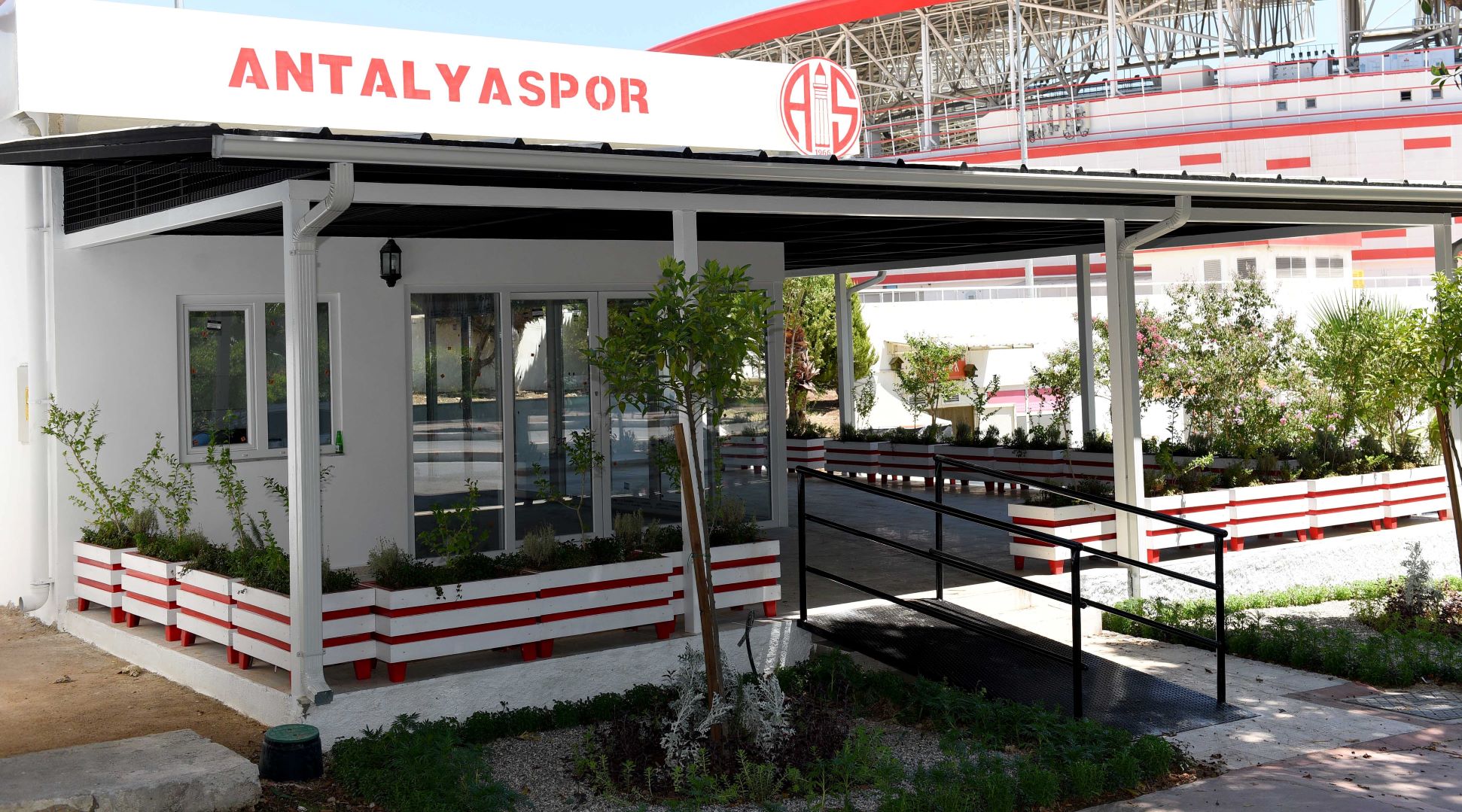 Muratpaşa’dan Antalyaspor taraftarına büyük hediye