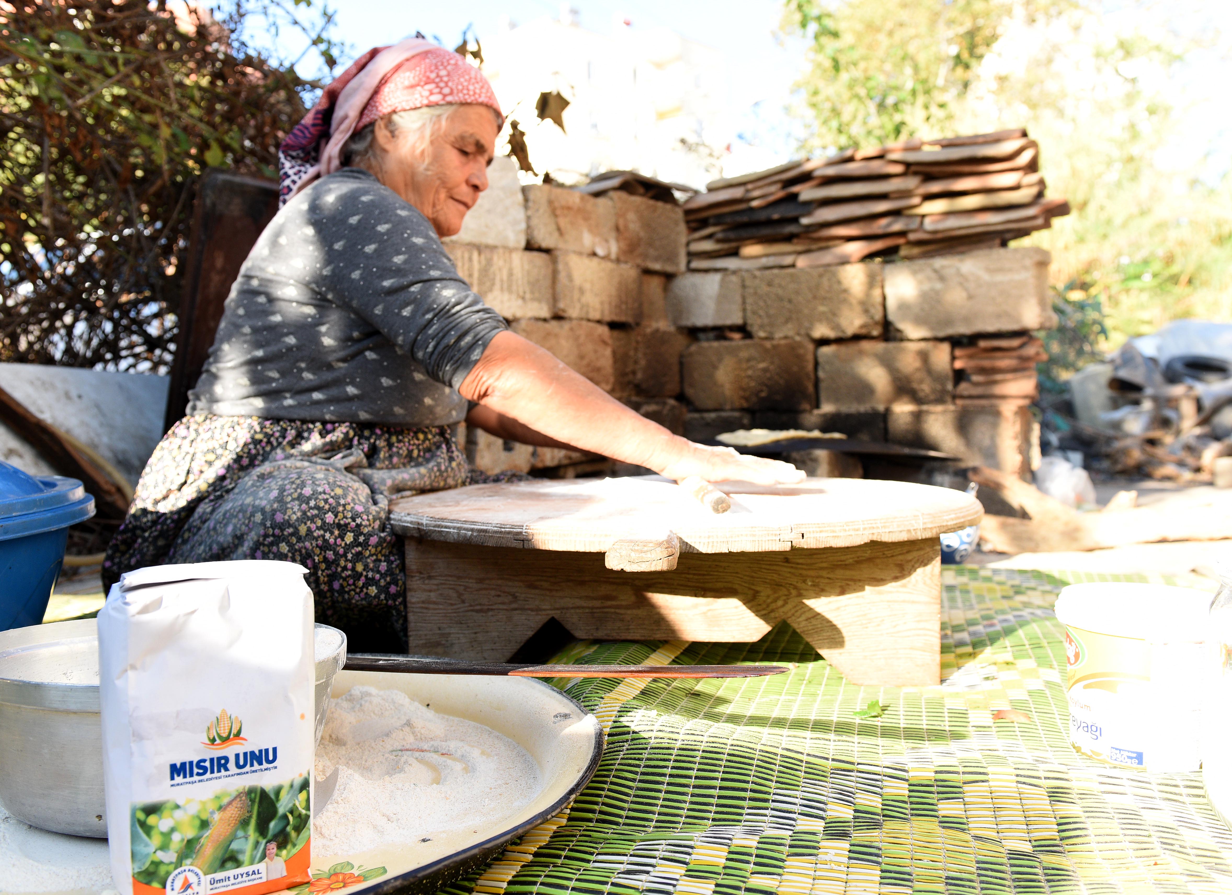 Muratpaşa mısır unundan ekmek yaptı