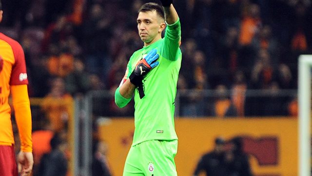 Muslera: Fatih Terim bize video konferansla ulaştı ve Türkiye'de güvende olduğumuzu söyledi