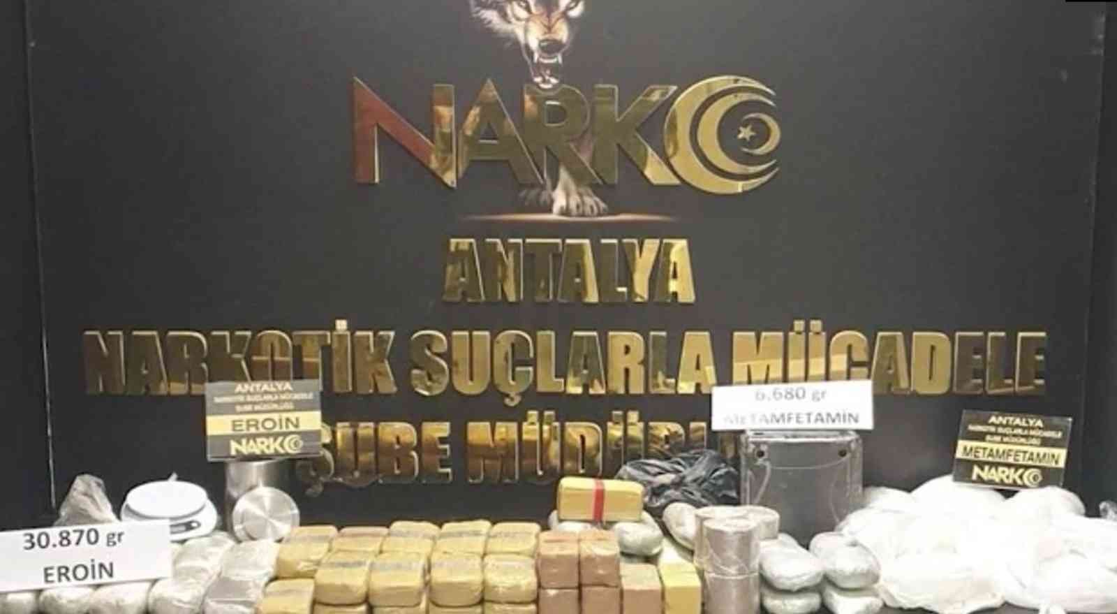 Narkotik Polisleri  bir operasyonda yüklü miktarda metamfetamin maddesi ile 30 kilogram eroin maddesi piyasaya sürülemeden ele geçirildi.