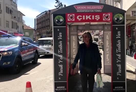 Nikaha dezenfeksiyon tünelinden geçerek girdiler