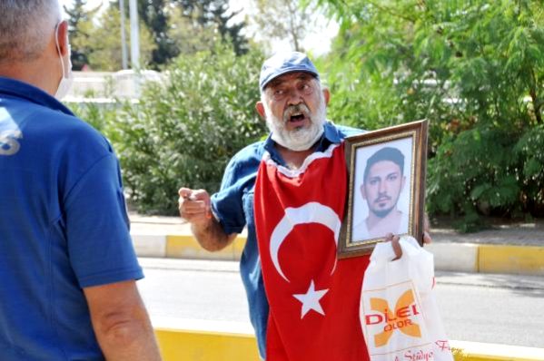 Oğlunun katillerine verilen cezayı az bulan acılı baba bıçakla eylem yaptı!