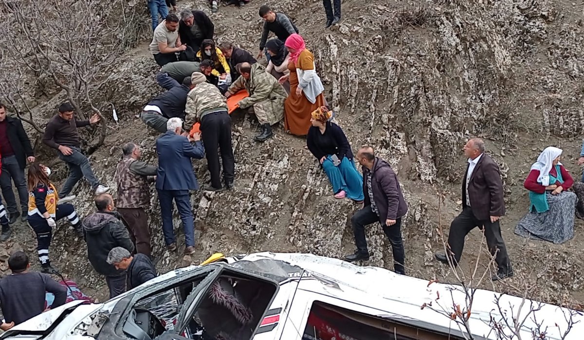 Öğrenci servisi uçuruma yuvarlandı: 2 ölü, 24 yaralı