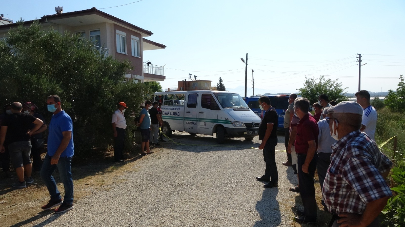 Okul müdürü evinin balkonunda asılı olarak ölü bulundu