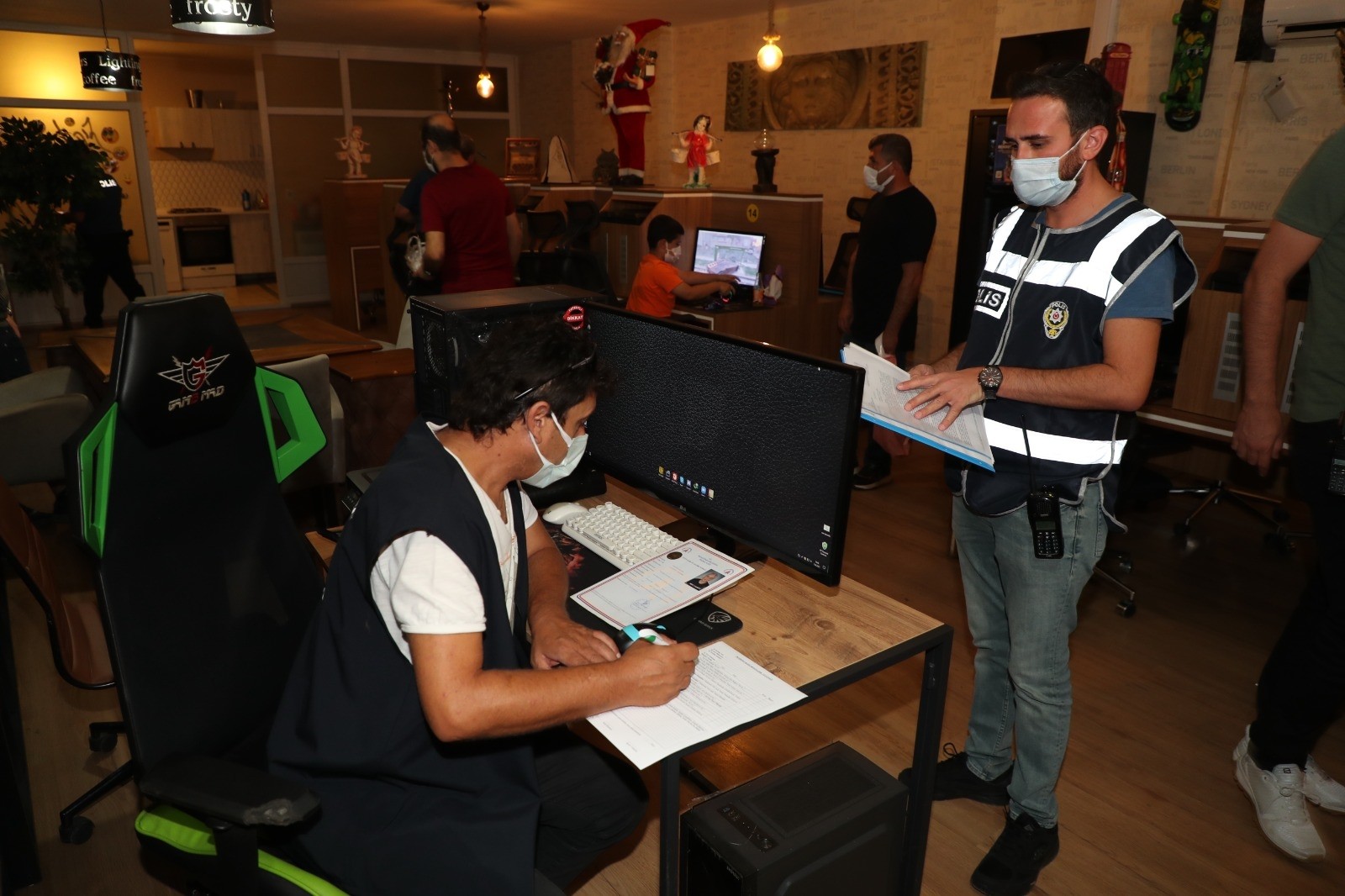 Okulların açılması ile birlikte polis ekipleri tarafından okul çevrelerinde sıkı denetim