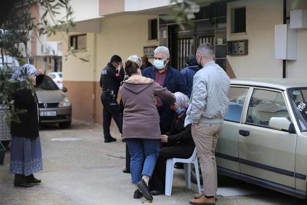 Önce eşini bıçaklayarak Öldürdü Sonra sabaha kadar başında bekledi