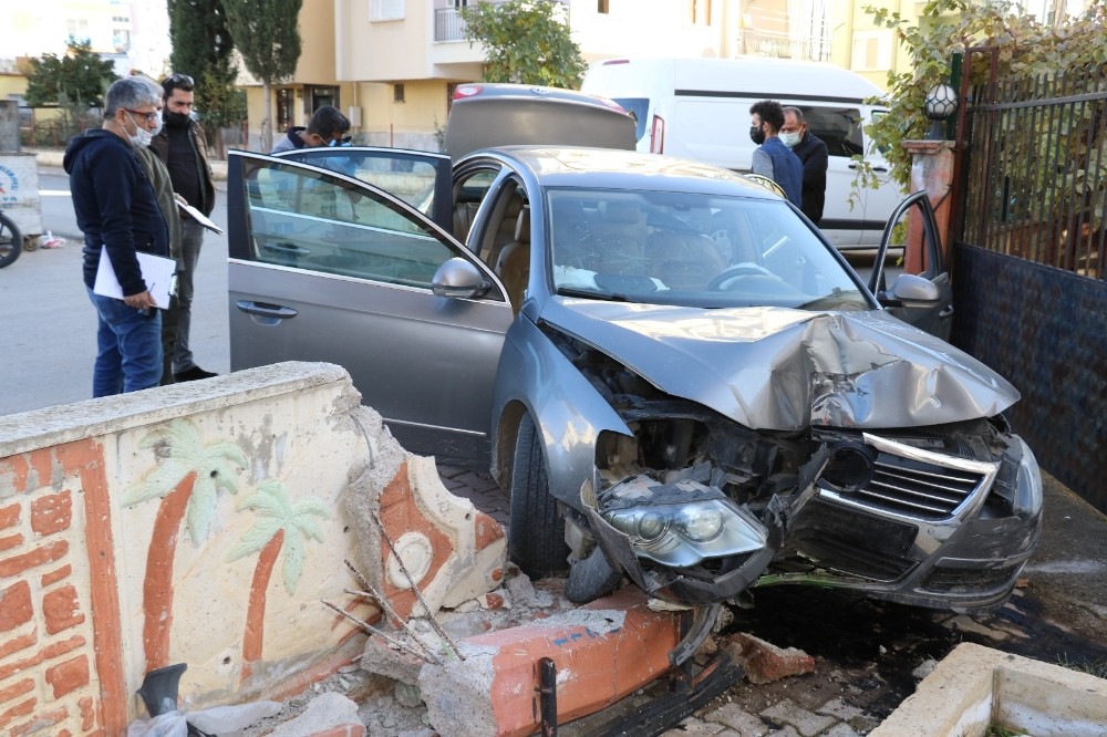 Önü kesilen sürücü paniğe kapılıp duvara çarptı: 1 yaralı