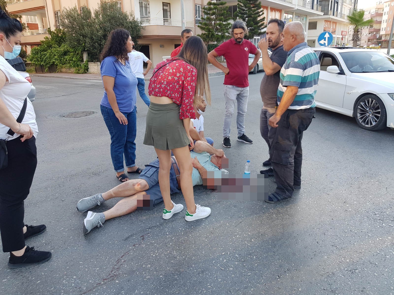 Önüne çıkan araca çarpmamak için fren yapan motorsiklet sürücüsü yaralandı.