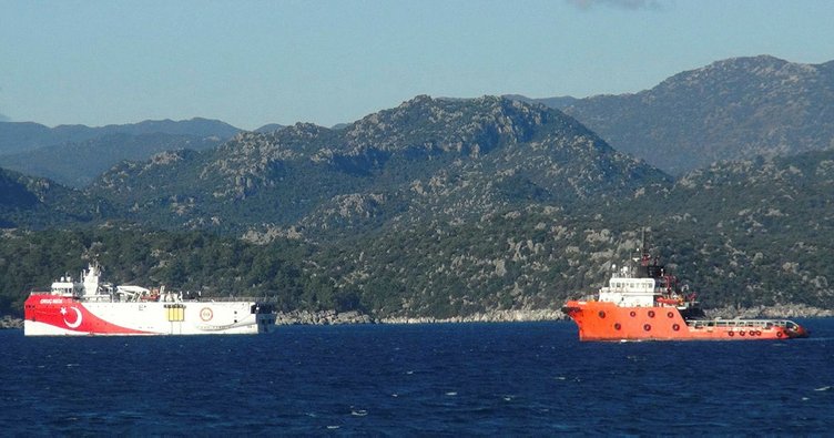 Oruç Reis gemisi, Antalya'nın Demre ilçesindeki Çayağzı Limanı açıklarına demir attı.