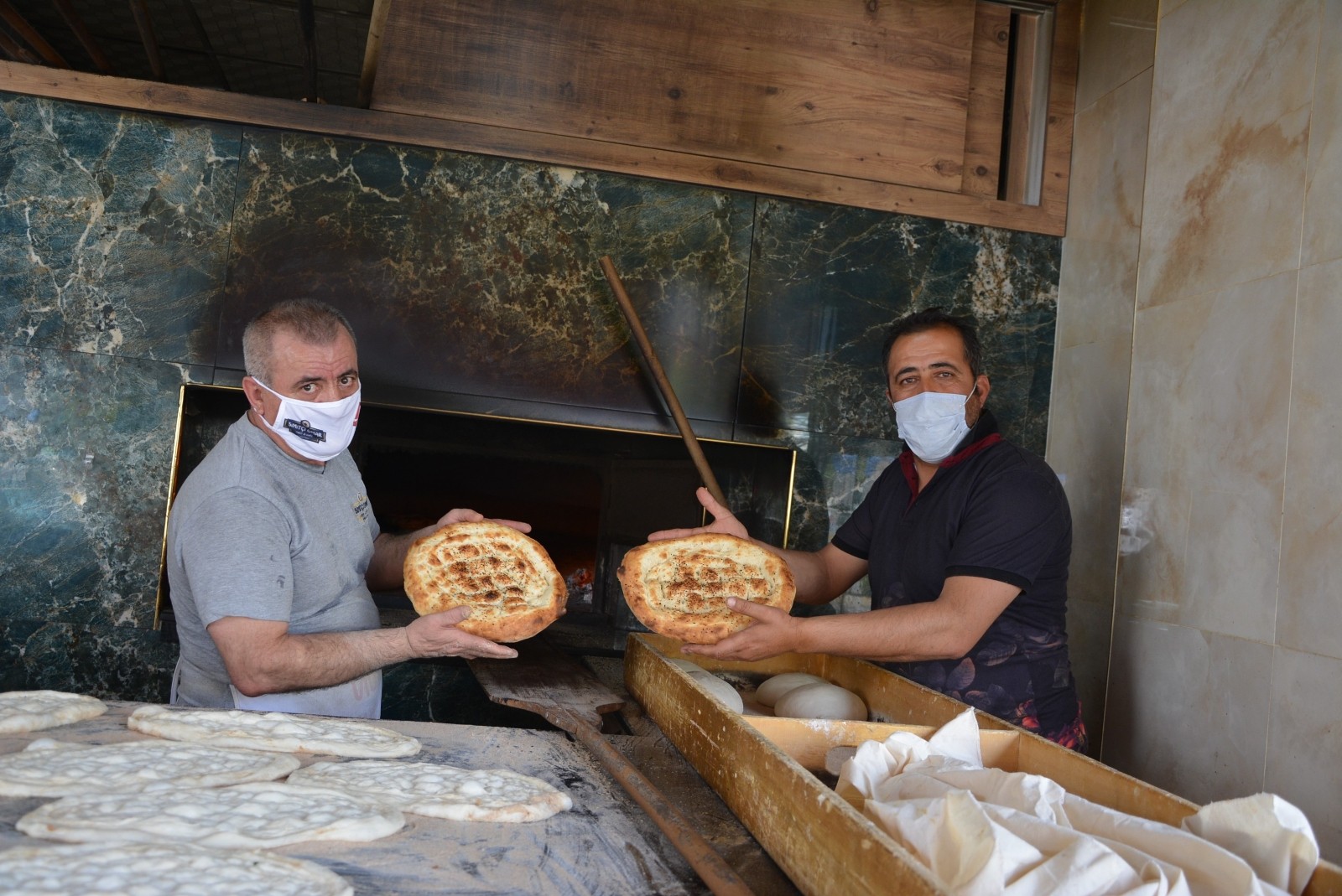 Oruçlu olmalarına rağmen Ramazan pidesi yetiştirmek için yoğun mesai harcıyorlar