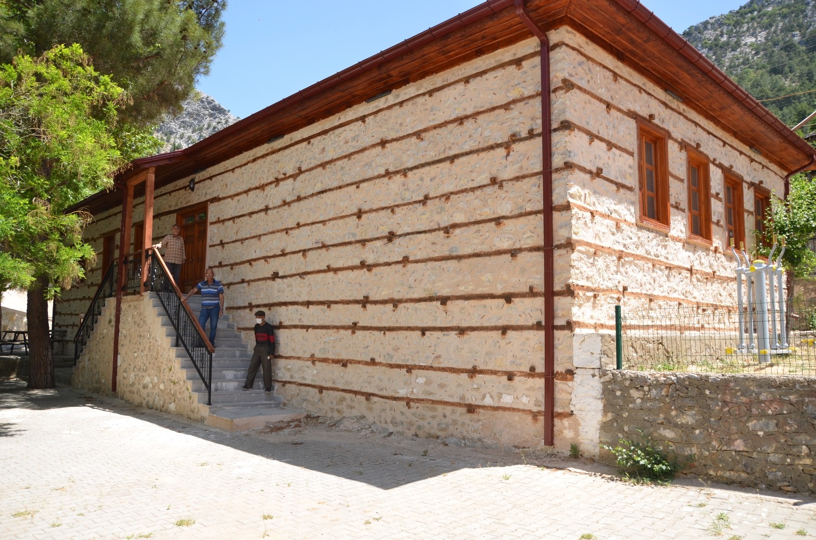 Osmanlı mimarisi tarihi düğmeli evler tarzındaki 2 derslikli ilkokul ile lojman restore edildi.