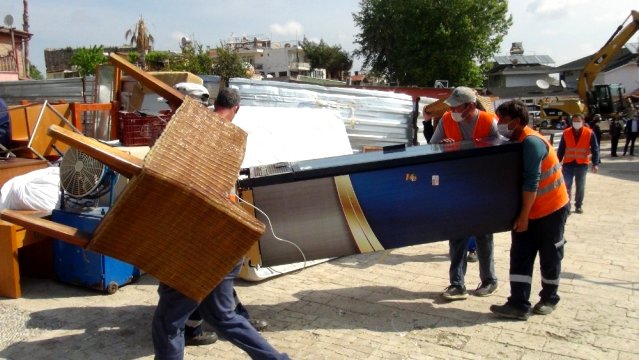 Otel sahibi boşaltmayınca eşyaları belediye çalışanları boşalttı