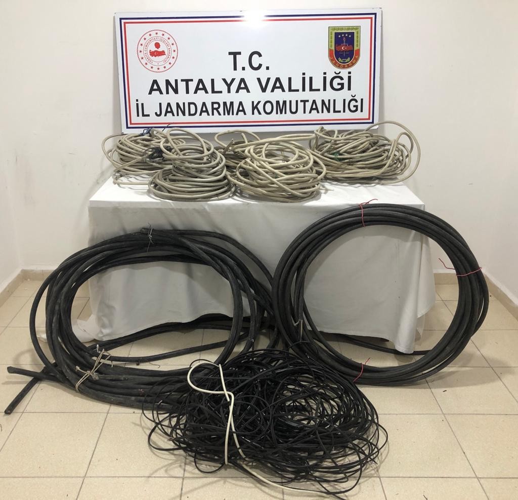 Otelden elektrik kablosu çalan 2 kişi yakalandı