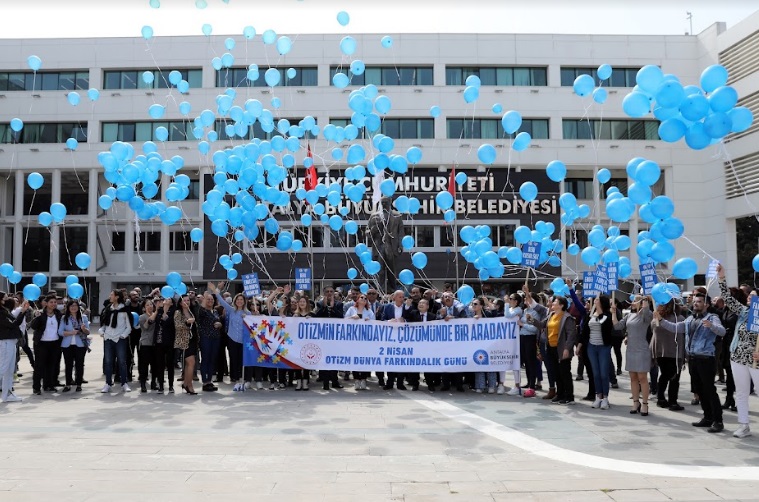 OTİZME FARKINDALIK İÇİN MAVİ BALON UÇURDULAR