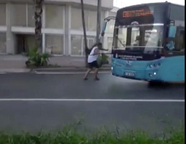 Otobüse maskesiz alınmayınca, sileceklere tutundu