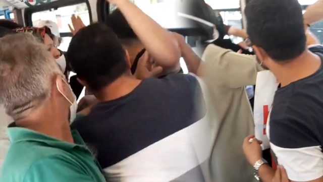 Otobüste sapıklık yapan adamı, yolcular linç etmek istedi!