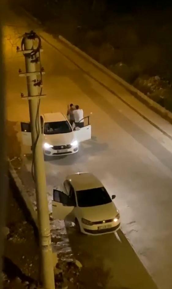 Otomobil içerisindeki kadının yüzüne tekme attı! Dehşet anları kamerada