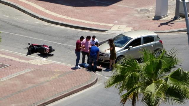 Otomobilin motosiklet ile çarpışması sonucu meydana gelen trafik kazasında motosiklet sürücüsü yaralandı