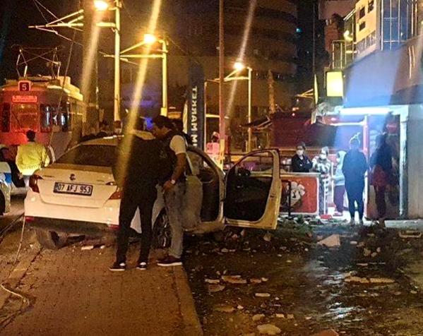  Otomobilin tramvay direğine çarpma anı kamerada