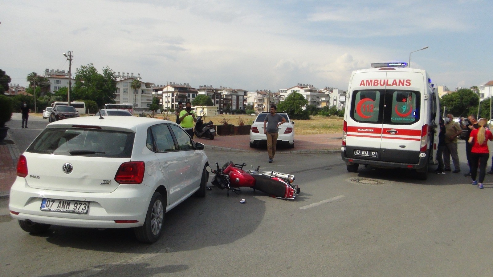 Otomobille motosikletin çarpışması sonucu meydana gelen kazada motosiklet sürücüsü yaralandı