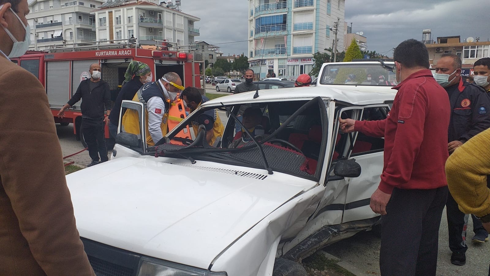 Otomobille ticari aracın çarpışması sonucu meydana gelen kazada 2 kişi yaralandı