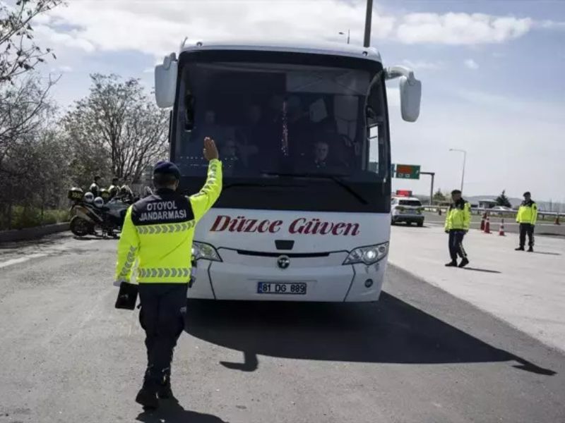 Otoyol Jandarması Ekipleri, Şehirlerarası Otobüslere 'Yolcu' Gibi Binerek Sürücüleri Denetliyor