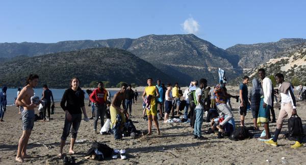  pandemi nedeniyle ülkelerine dönemeyen yabancı uyruklu öğrenci denizin tadını çıkardı.