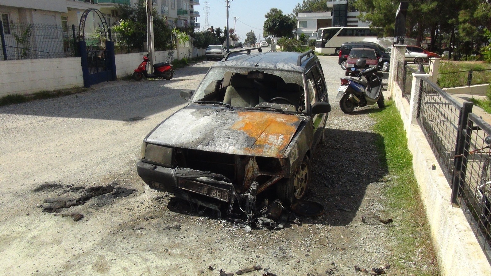 Park halindeki otomobil, motor bölümünde çıkan yangın sonucunda kullanılamaz hale geldi.