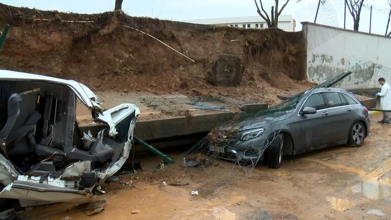 Pendik'te istinat duvarı araçların üzerine çöktü