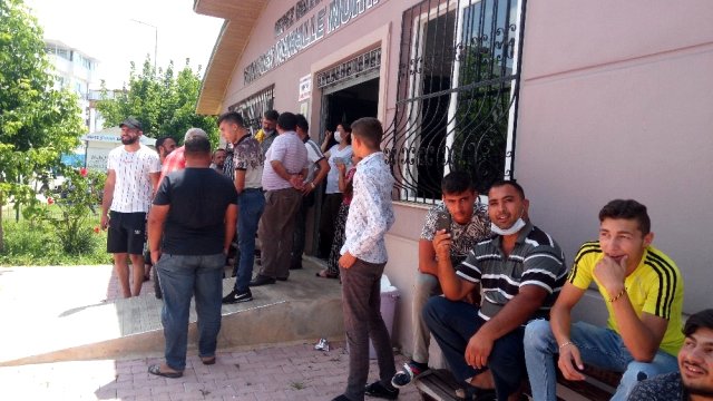 Polis hem çatıdaki vatandaşla hem sosyal mesafeyi hiçe sayan kalabalıkla uğraştı