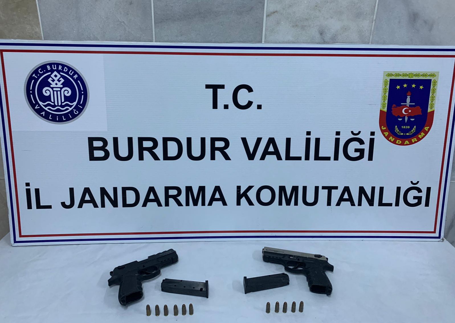 Polis memurunun aracında, gizlenmiş vaziyette 2 adet silah bulundu!