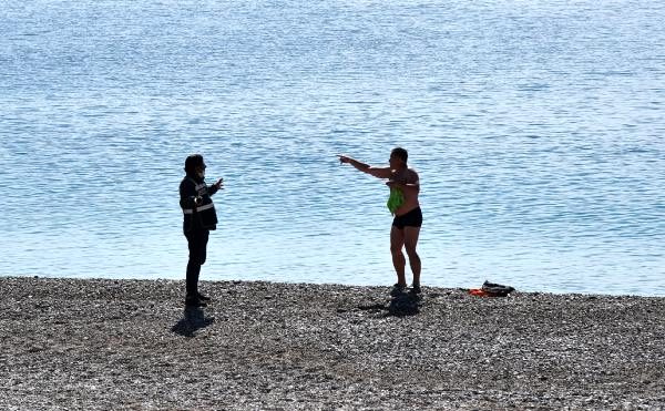 Polis, Rus turisti denizden çıkarıp oteline gönderdi