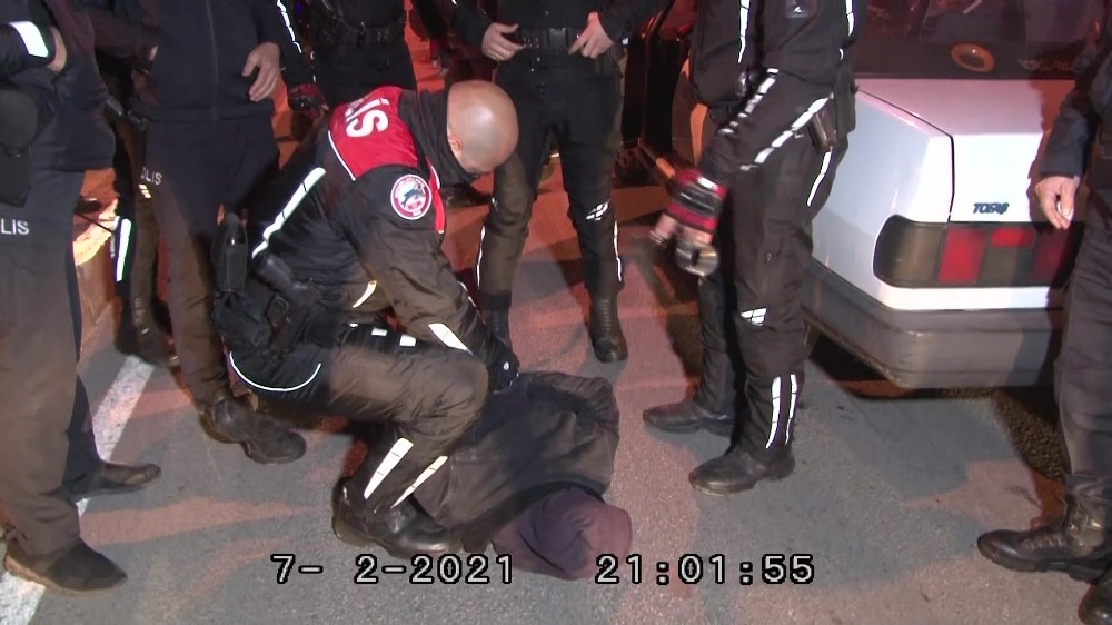 polisin ’dur’ ihtarına uymayıp kaçan alkollü otomobil sürücüsü, nefes kesen kovalamacanın ardından yakalandı