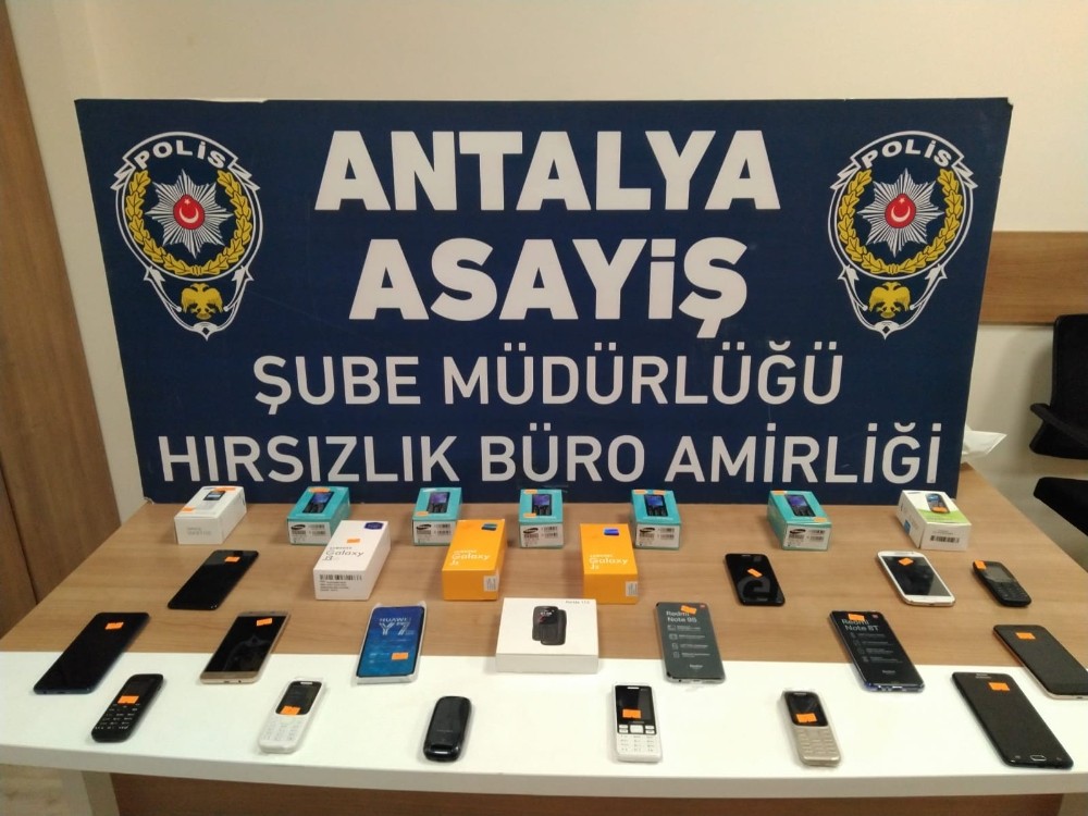 Polisinin iş yerlerine yaptığı denetimlerde  toplam 36 cep telefonuna el konuldu