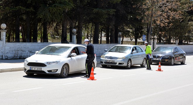 Polisten emniyet kemeri ve cep telefonu uygulaması