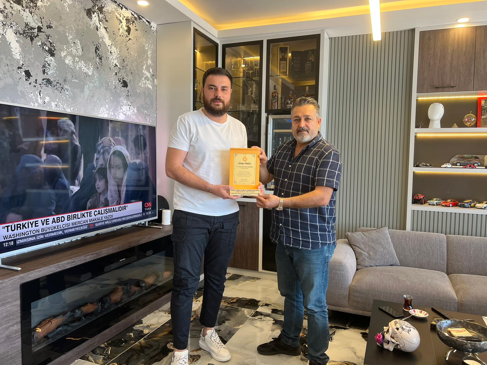 Poyraz motors İşletmesi adına İbrahim Kocademir'e Antalya'ya değer Katan İş İnsanı ödülü verildi