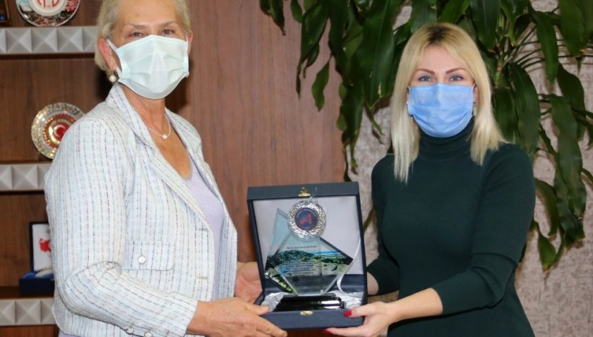 Prof. Dr. Özlenen Özkan'dan Prof. Dr. Havva İşkan Işık’a teşekkür plaketi 