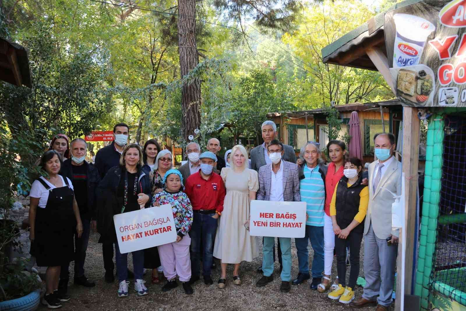 Prof. Dr. Özlenen Özkan organ nakli olan hastalarla bir araya geldi.