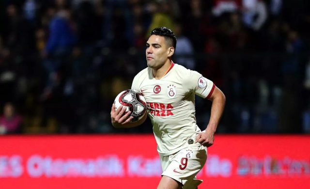 Radamel Falcao, İzmir Tepecik Eğitim ve Araştırma Hastanesi'ne bağışta bulundu