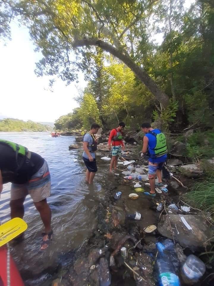 Raftingciler dört gözle kısıtlamanın sona ermesini ve turizm sezonunun açılmasını beklerken çevre temizliği yaptı