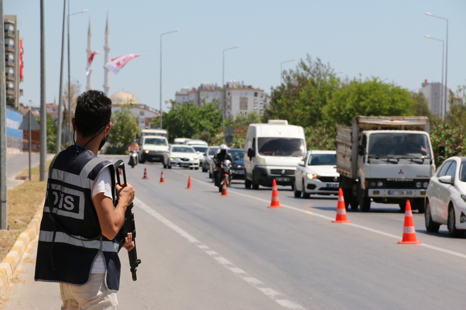 Ramazan Bayramı öncesi birçok noktada uygulama alanı oluşturarak sürücüleri tek tek denetledi.