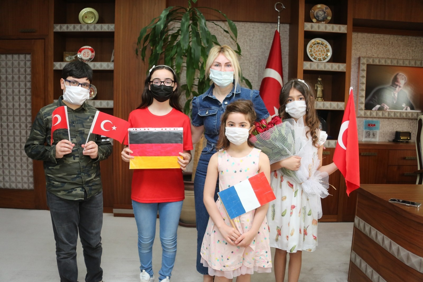 Rektör Özkan AÜ devlet konservatuvarı öğrencilerini makamında ağırladı