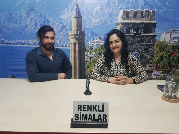 RENKLİ SİMALAR PROGRAMI’NIN PAZARTESİ GÜNKÜ KONUĞU HAKAN CEMİL SÜSLÜ OLDU