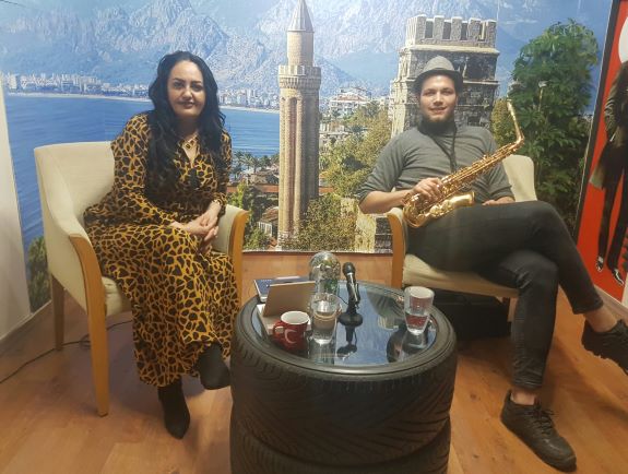 RENKLİ SİMALARDA GÜL GÜLTEKİN’İN KONUĞU VEDAT ERİM KARAMENDERES OLDU 