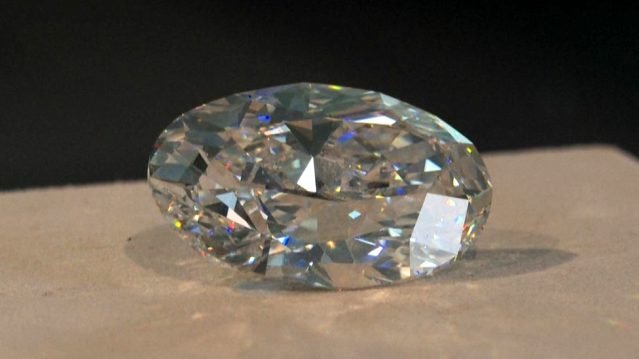 Rezervsiz satıldığı için tarihe geçen 102 karatlık elmas 15,7 milyon dolara alıcı buldu