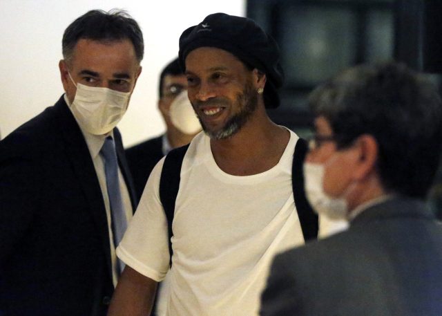 Ronaldinho, ev hapsi cezasını çektiği otelden futbol oynamak için oda istedi